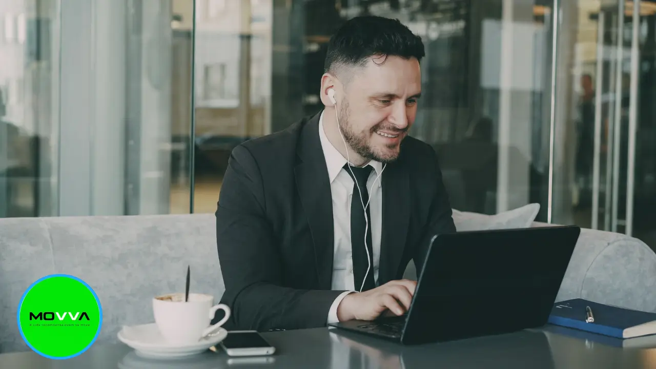 Ataíde Alves, líder de expansão da Movva Brasil, analisando documentos oficiais de outorga da ANATEL e CNPJ sobre uma mesa de escritório moderna com notebook.